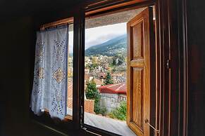 To Balcony tis Agorianis