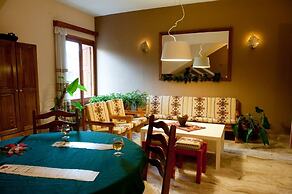 To Balcony tis Agorianis