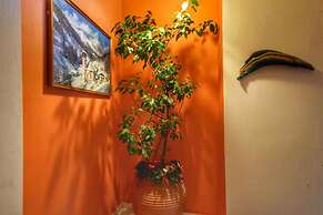 To Balcony tis Agorianis