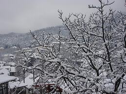 To Balcony tis Agorianis