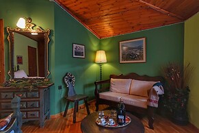 To Balcony tis Agorianis