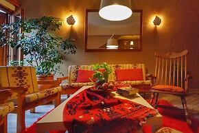 To Balcony tis Agorianis