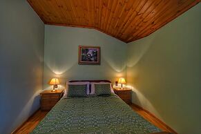 To Balcony tis Agorianis