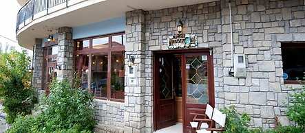 To Balcony tis Agorianis