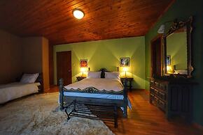 To Balcony tis Agorianis