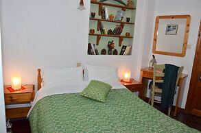 To Balcony tis Agorianis