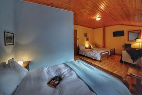 To Balcony tis Agorianis