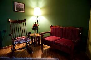 To Balcony tis Agorianis