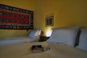 To Balcony tis Agorianis