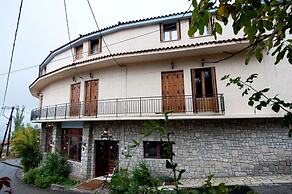 To Balcony tis Agorianis