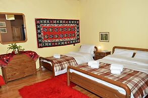 To Balcony tis Agorianis