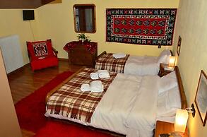 To Balcony tis Agorianis