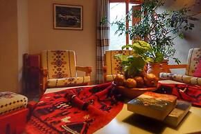 To Balcony tis Agorianis