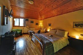 To Balcony tis Agorianis