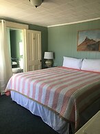 Lakeview House & Cottages