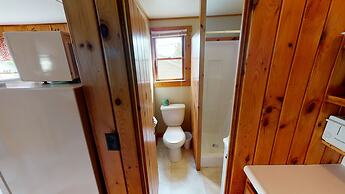 Lakeview House & Cottages