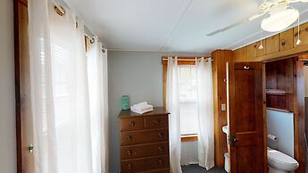 Lakeview House & Cottages