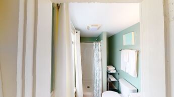 Lakeview House & Cottages