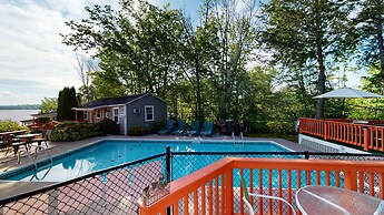 Lakeview House & Cottages