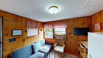 Lakeview House & Cottages