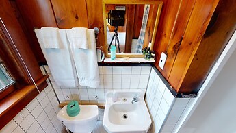 Lakeview House & Cottages