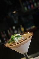 Aston Bellevue Radio Dalam