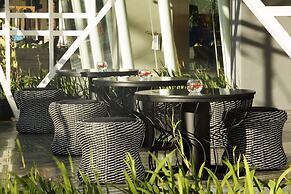 Aston Bellevue Radio Dalam