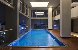 Aston Bellevue Radio Dalam