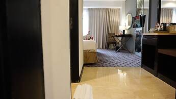 Aston Bellevue Radio Dalam