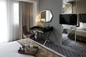 Aston Bellevue Radio Dalam