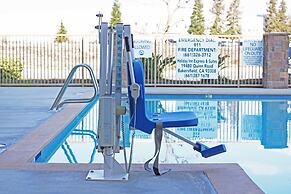 Holiday Inn Express & Suites Bakersfield Airport by IHG