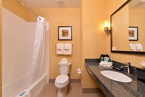 Holiday Inn Express & Suites Bakersfield Airport by IHG