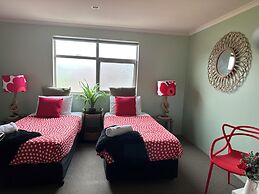 Sow and Piglets Guesthouse - Hostel