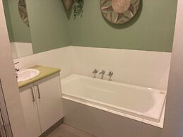 Sow and Piglets Guesthouse - Hostel