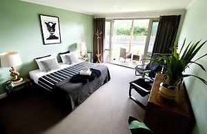 Sow and Piglets Guesthouse - Hostel