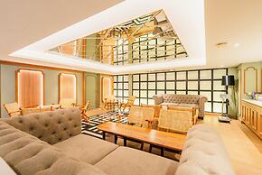 THEE Bangkok by TH District