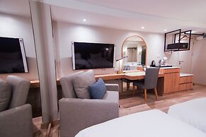 THEE Bangkok by TH District