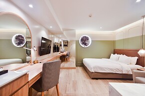 THEE Bangkok by TH District