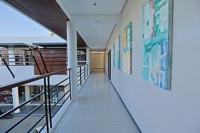 Holiday Suites Hotel & Resort