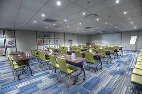 Holiday Inn Express & Suites Toronto Airport West by IHG