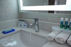 Holiday Inn Express & Suites Toronto Airport West by IHG