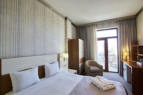 Boulevard Side Hotel