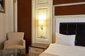 Boulevard Side Hotel