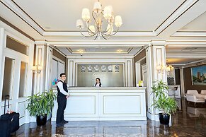 Boulevard Side Hotel