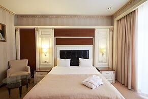 Boulevard Side Hotel