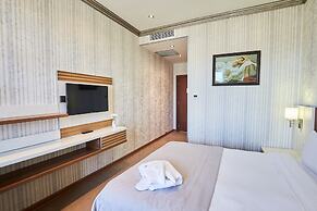 Boulevard Side Hotel