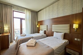 Boulevard Side Hotel