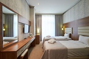 Boulevard Side Hotel