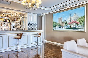 Boulevard Side Hotel