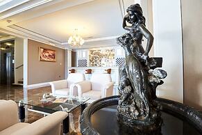 Boulevard Side Hotel